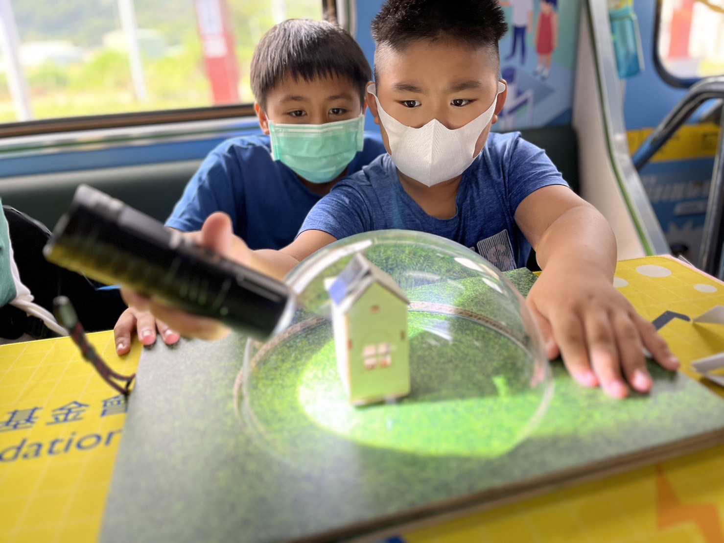 5001拉斯维加斯參與基礎科學主題車廂，以STEAM教學精神，設計「逐日科學家」、「太陽能工程師」以及「淨零建築師」三大能源科普課程和實驗